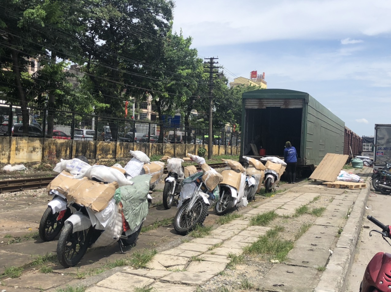 Gửi xe máy tàu hỏa Hà Nội Hải Phòng, Sài Gòn từ 600k- uy tín